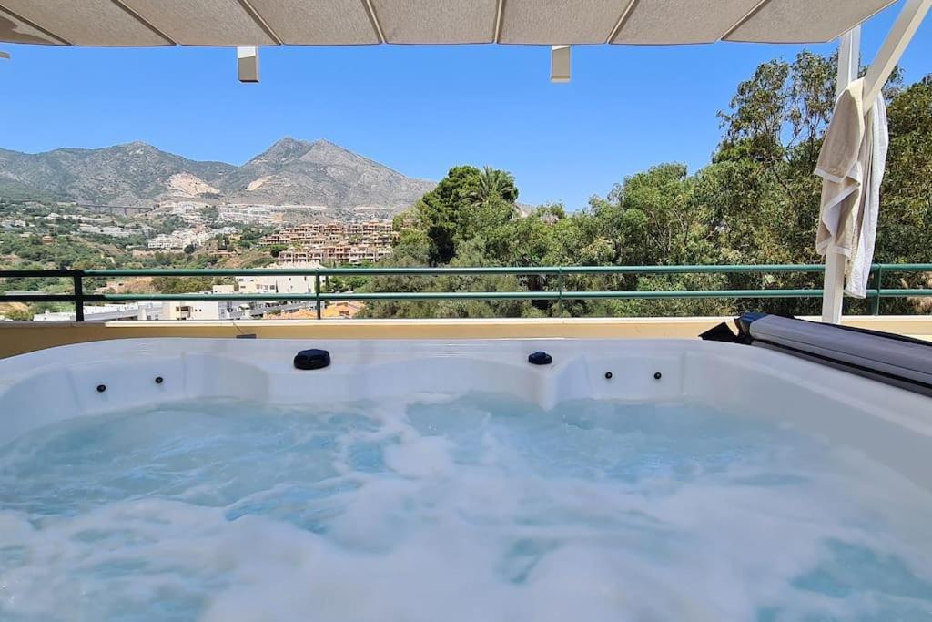 Luxury Penthouse With Sea&Mountain Views & Hot Tub - Tranquility & Rest Apartment Беналмадена Екстериор снимка